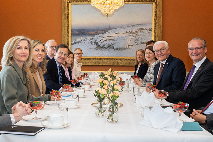 Several people are sitting around a table, among them Jessica Rosencrantz, Ulf Kristersson and Frank-Walter Steinmeier.
