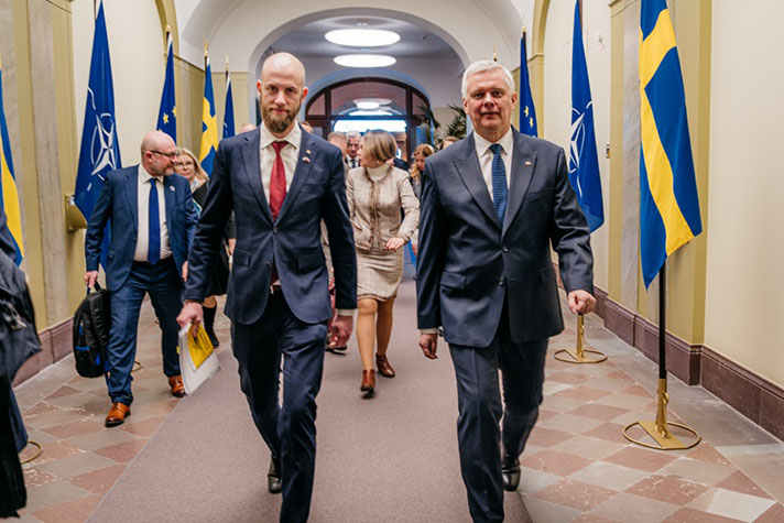 Carl-Oskar Bohlin receiving Tomasz Siemoniak.