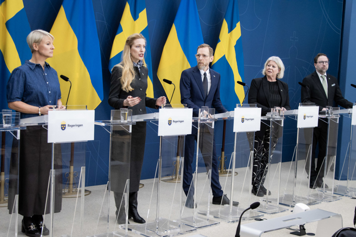 In the governement press room is Ukraine’s Ambassador to Sweden Svitlana Zalishchuk, Minister for Social Affairs and Public Health Jakob Forssmed, Minister for Older People and Social Security Anna Tenje, Minister for Social Services Camilla Waltersson Grönwall, the Liberal Party’s Fredrik Malm