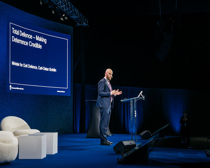 Carl-Oskar Bohlin is standing on a stage.