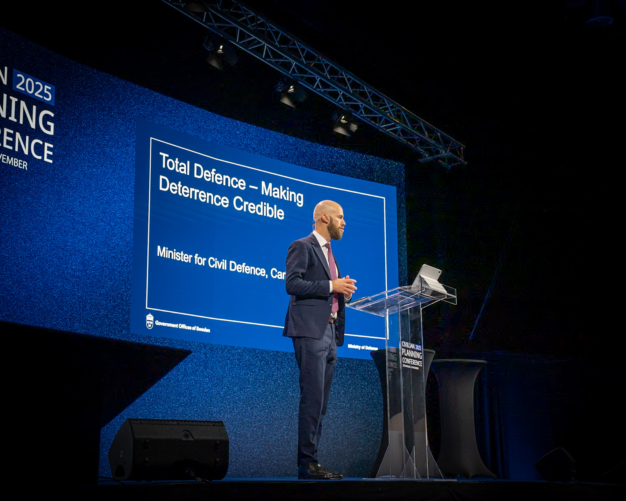Carl-Oskar Bohlin is standing on a stage.