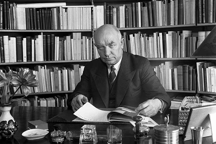 Per Albin Hansson at a desk. In the background a bookshelf.