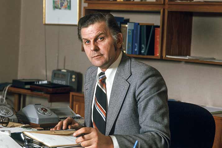 Thorbjörn Fälldin at a desk in an office room.