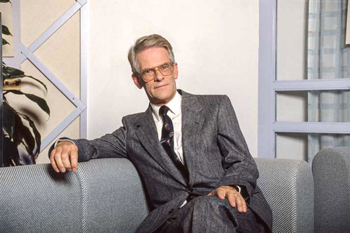 Ingvar Carlsson is sitting on a sofa.