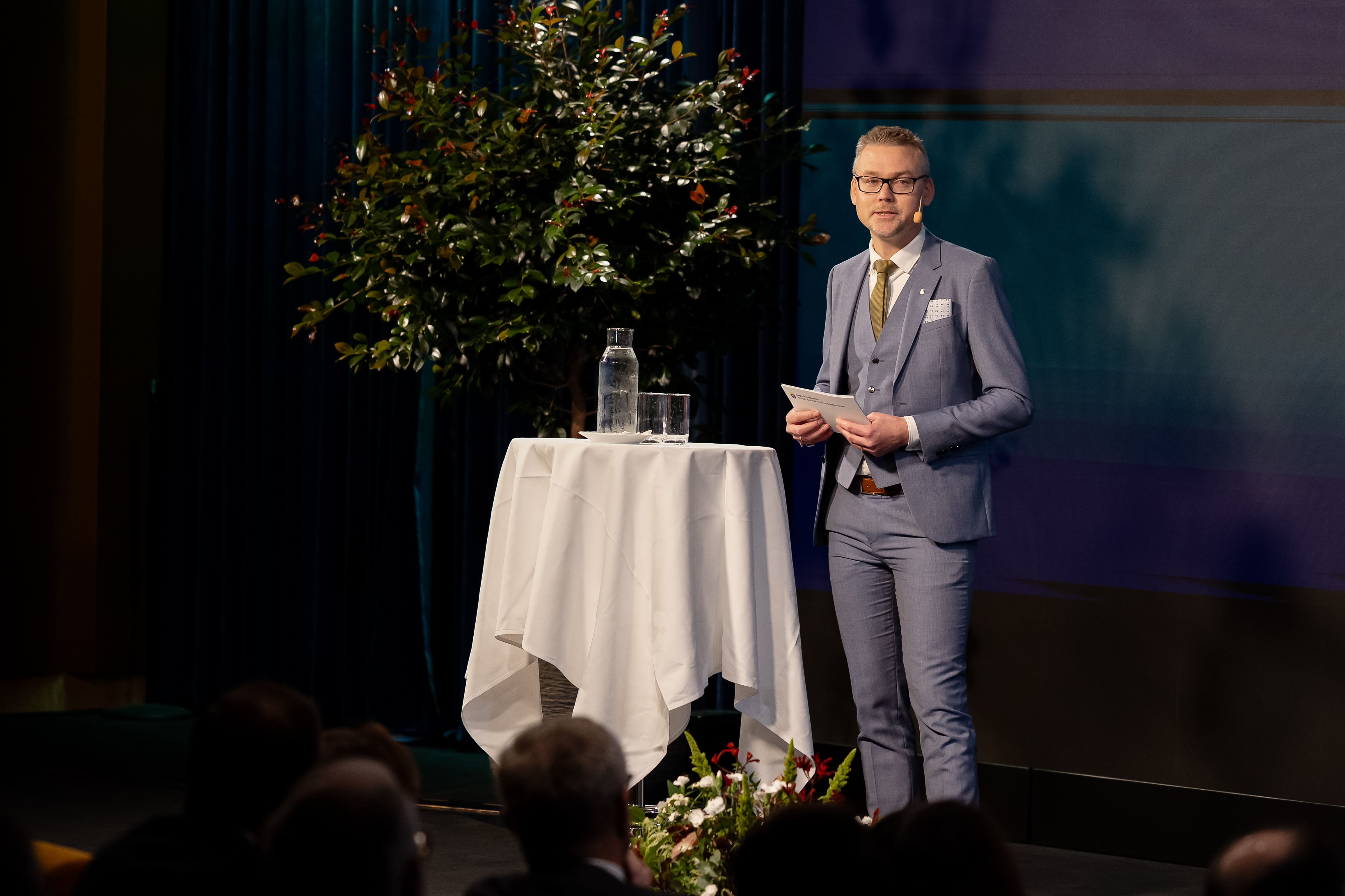 Carl Berglöf, project leader for the conference alone on stage during one of his sessions