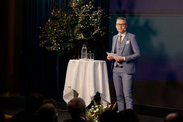 Carl Berglöf, project leader for the conference alone on stage during one of his sessions
