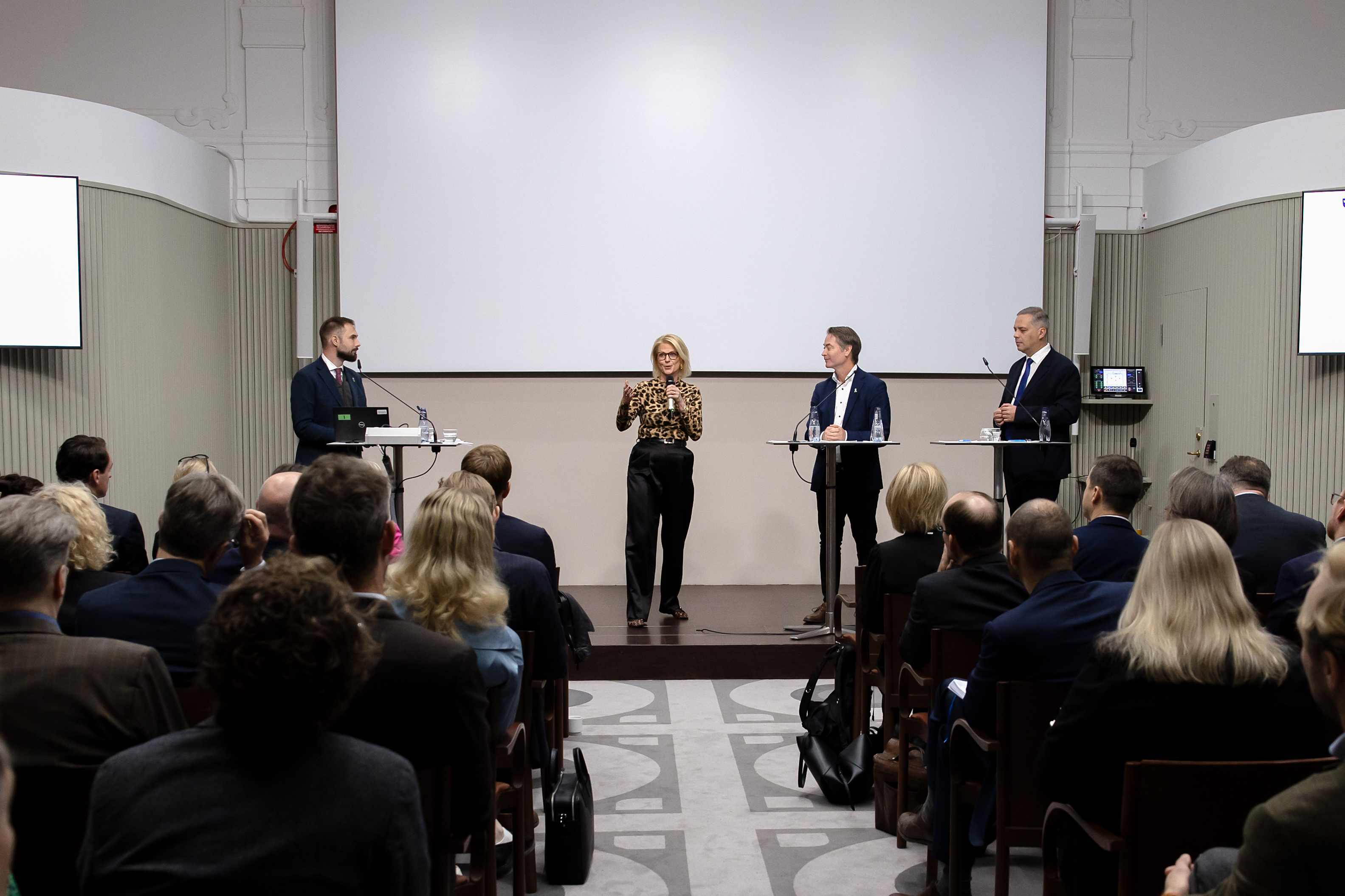Minister for Finance Elisabeth Svantesson, Torbjörn Becker, Director of the Stockholm Institute of Transition Economics (SITE) at the Stockholm School of Economics, Vladimir Milov, Russian opposition politician and economist, and Emil Wannheden, analyst at the Swedish Defence Research Agency (FOI).