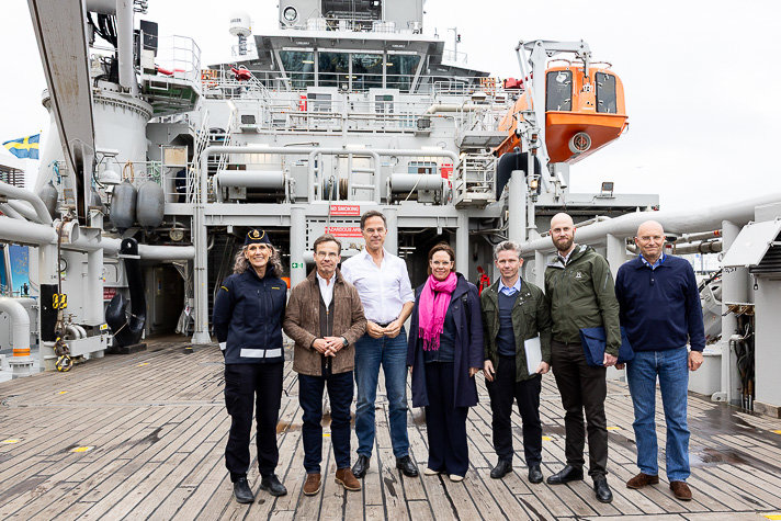 Ulf Kristersson, Mark Rutte, Maria Malmer Stenergard, Pål Jonsson and Carl-Oskar Bohlin on deck at Amfitrite.