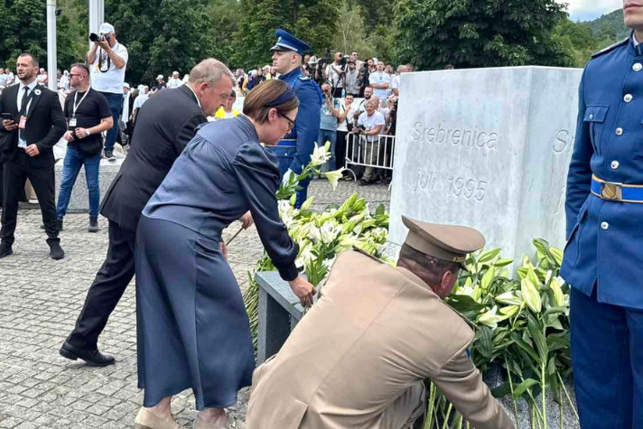 Minister for Foreign Affairs Maria Malmer Stenergard and Minister for Foreign Affairs of Denmark Lars Løkke Rasmussen putting flowers on grave.
