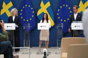 Parisa Liljestrand, Tone Hansen and Lars Strannegård in the press room.