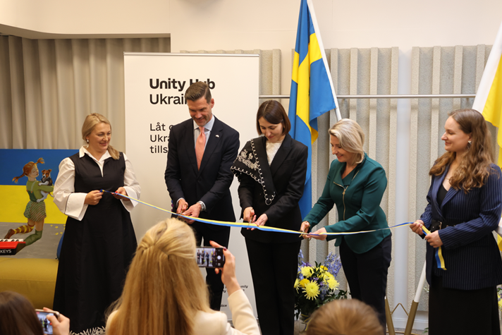 Minister for Migration Johan Forssell cuts the ribbon together with Deputy Minister of Social Policy, Family and Unity of Ukraine Ilona Havronska and Director General ICMPD Susanne Raab.