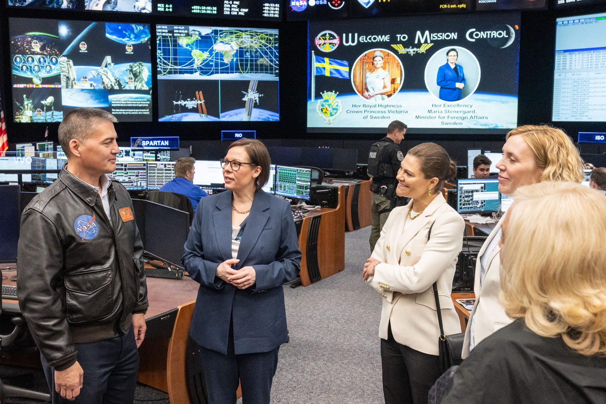 The Minister for Foreign Affairs and The Crown Princess talking with American astronaut Kjell Lindgren.