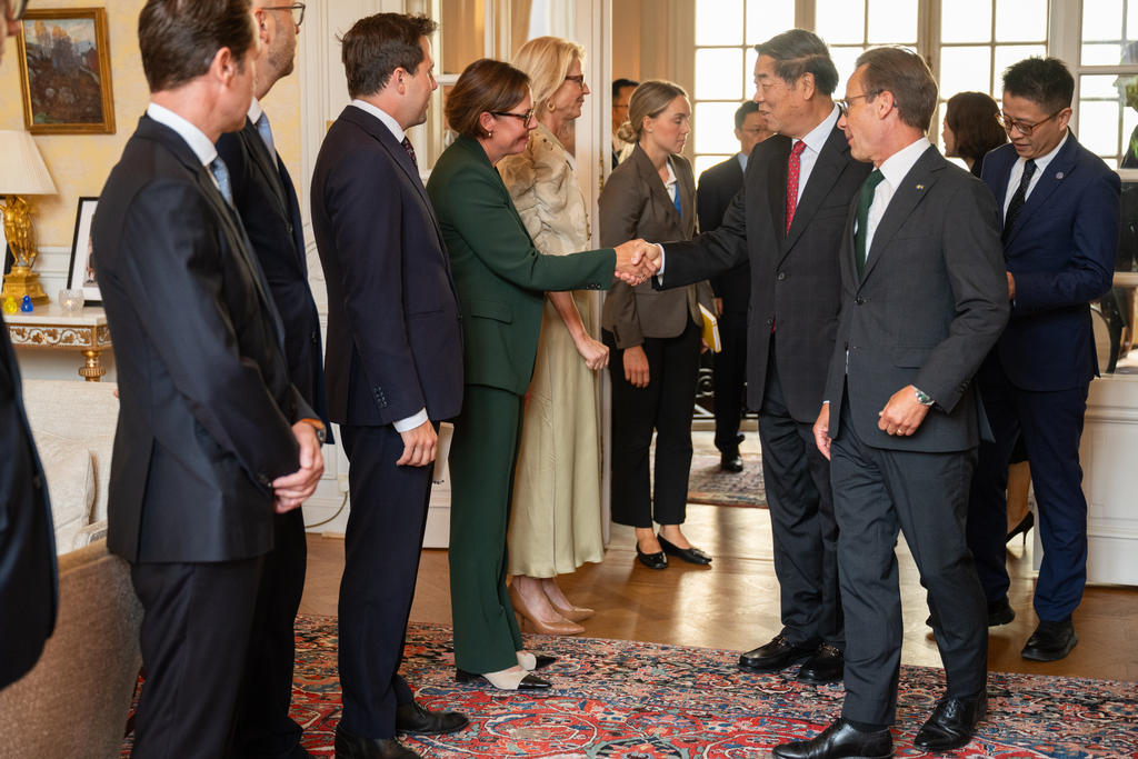 Minister for Foreign Affairs Maria Malmer Stenergard greets Vice Premier He Lifeng. 