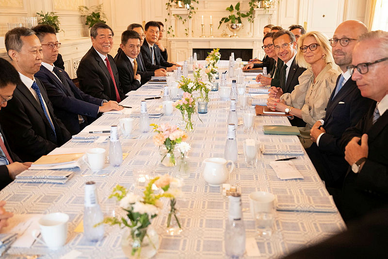 Swedish and Chinese representatives seated around a table.