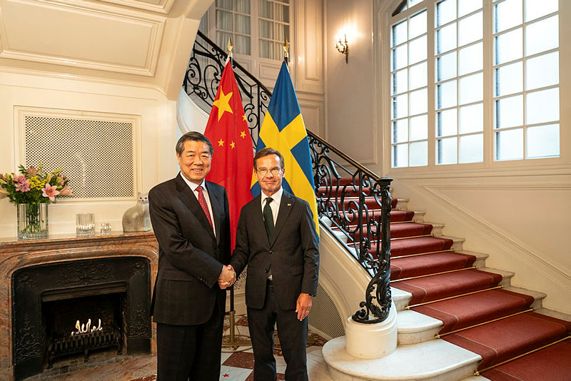 Prime Minister Ulf Kristersson together with China’s Vice Premier He Lifeng at Sager House infront of Chinese and Swedish flag.
