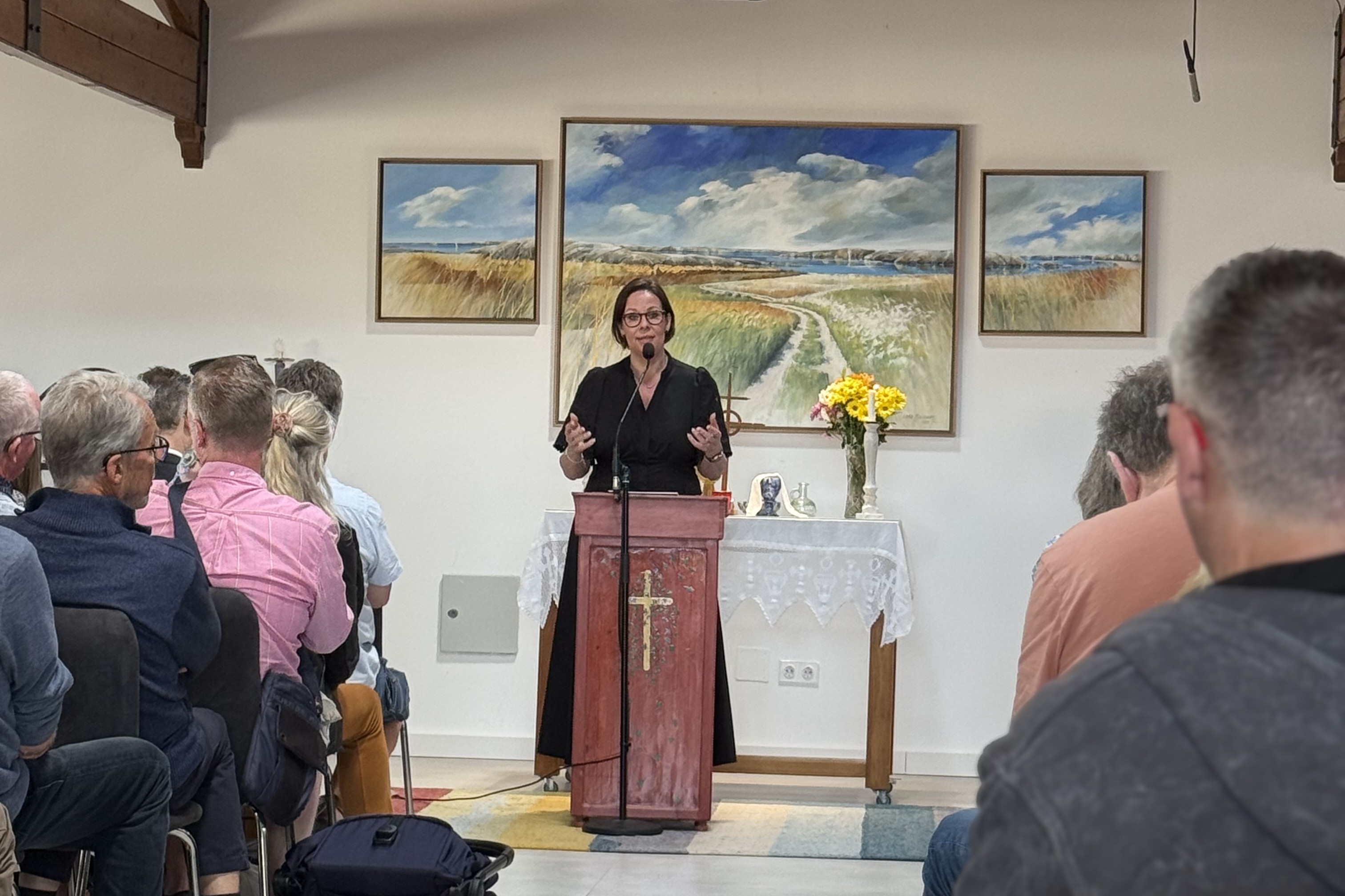 Minister for Foreign Affairs standing behind the lectern talking in the Church of Sweden.