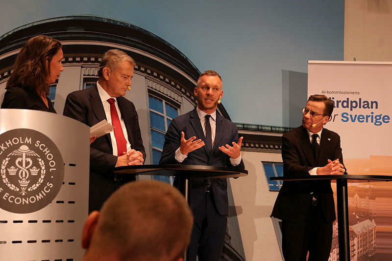 Together with the AI ​​Commission chairman Carl-Henrik Svanberg and Prime Minister Ulf Kristersson, Minister for Public Administration Erik Slottner participated in a seminar about The Commission’s proposals at Stockholm School of Economics.