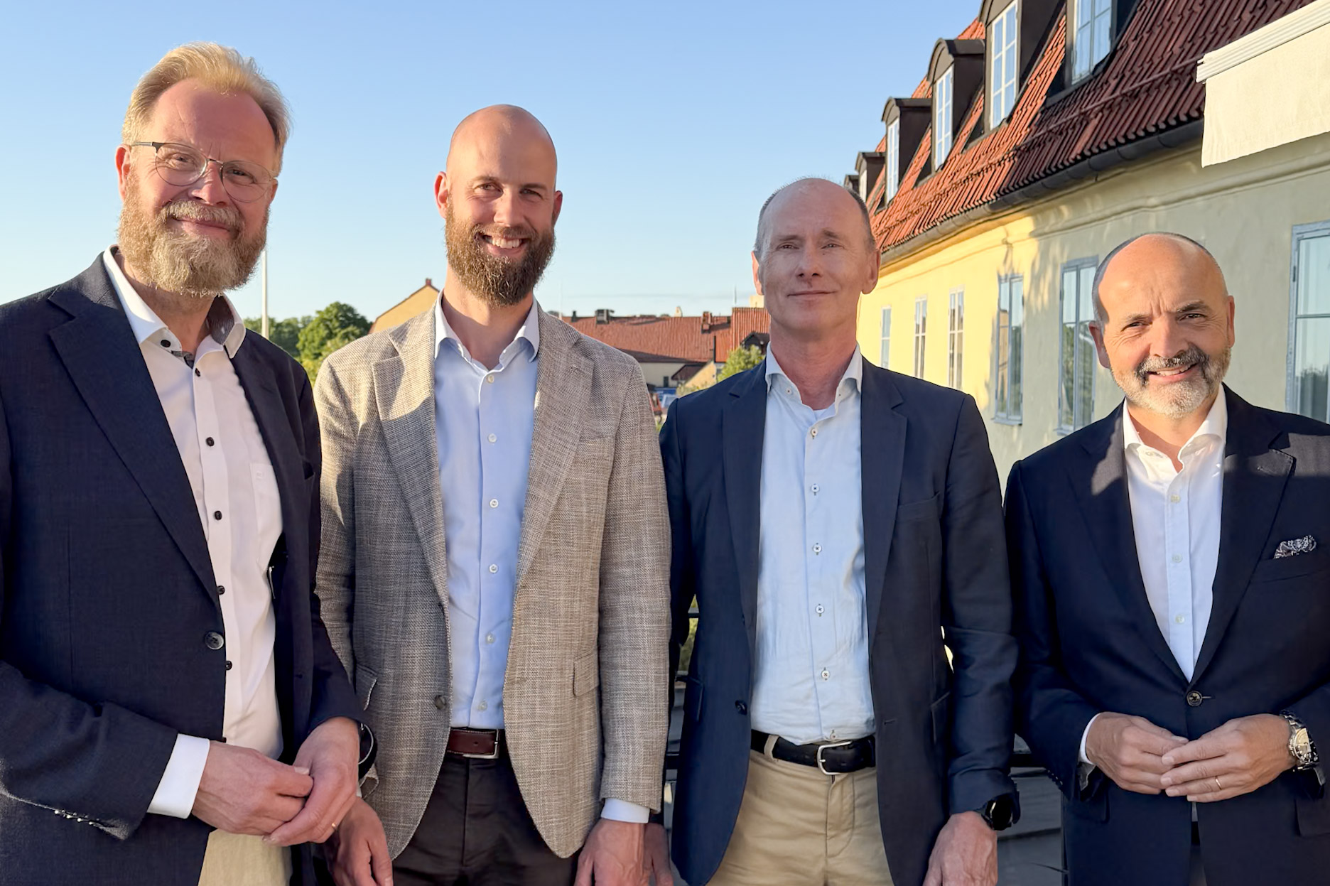 Carl-Oskar Bohlin med ambassadörer leendes mot kameran.