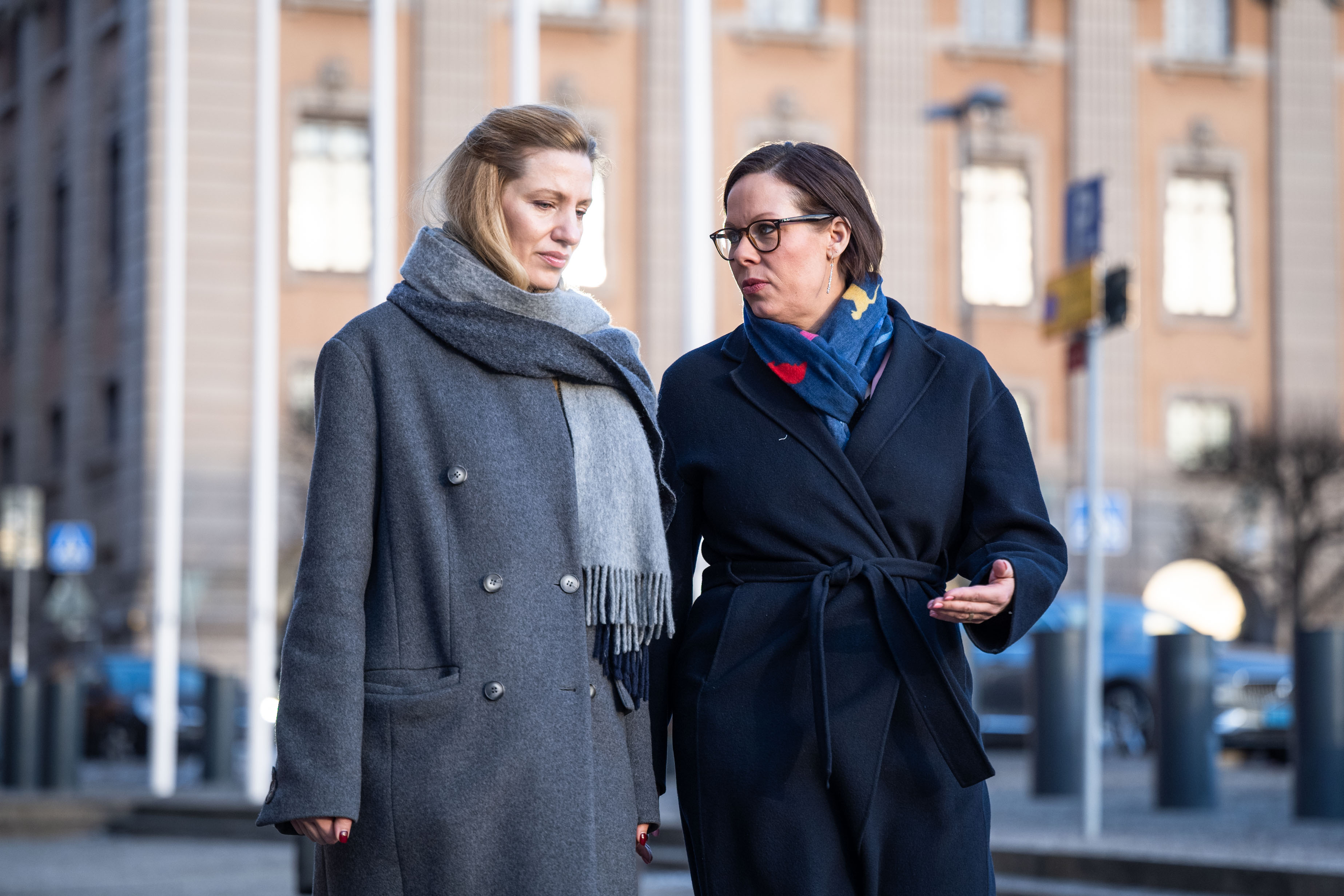 Maria Malmer Stenergard and Svitlana Zalishchuk walking outside.