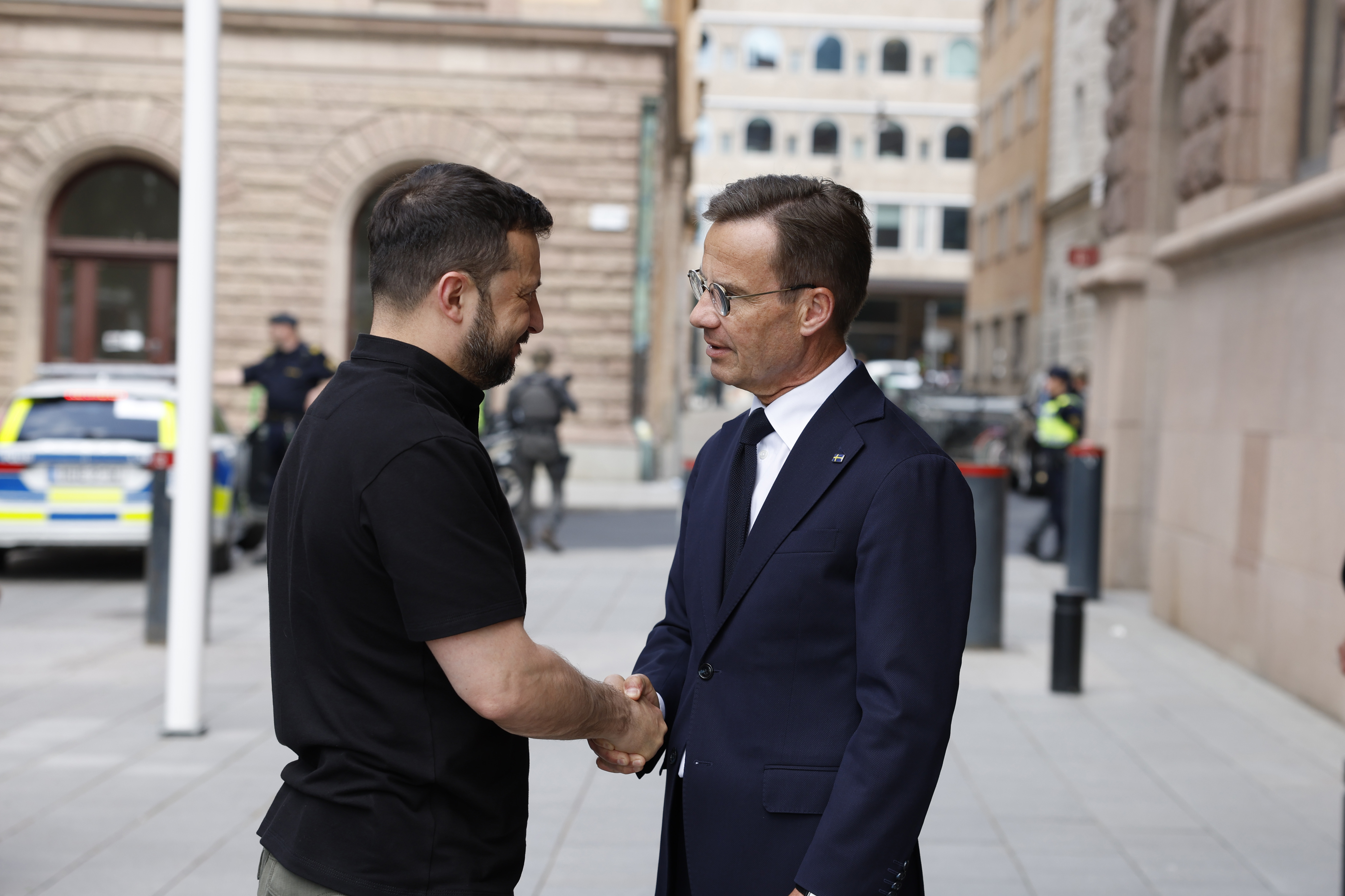 Prime Minister Ulf Kristersson and Ukraine’s President Volodymyr Zelenskyy in front of Rosenbad