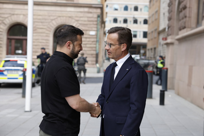 Prime Minister Ulf Kristersson and Ukraine’s President Volodymyr Zelenskyy in front of Rosenbad