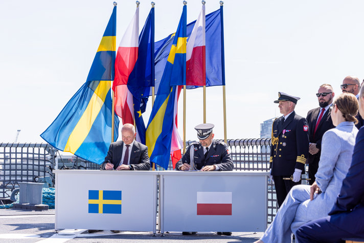 Signing agreement on Poland’s procurement of three A26 submarines from Saab.