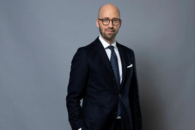 Half-length portrait of Per Swenson Claréus against a grey background.