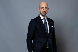 Half-length portrait of Per Swenson Claréus against a grey background.