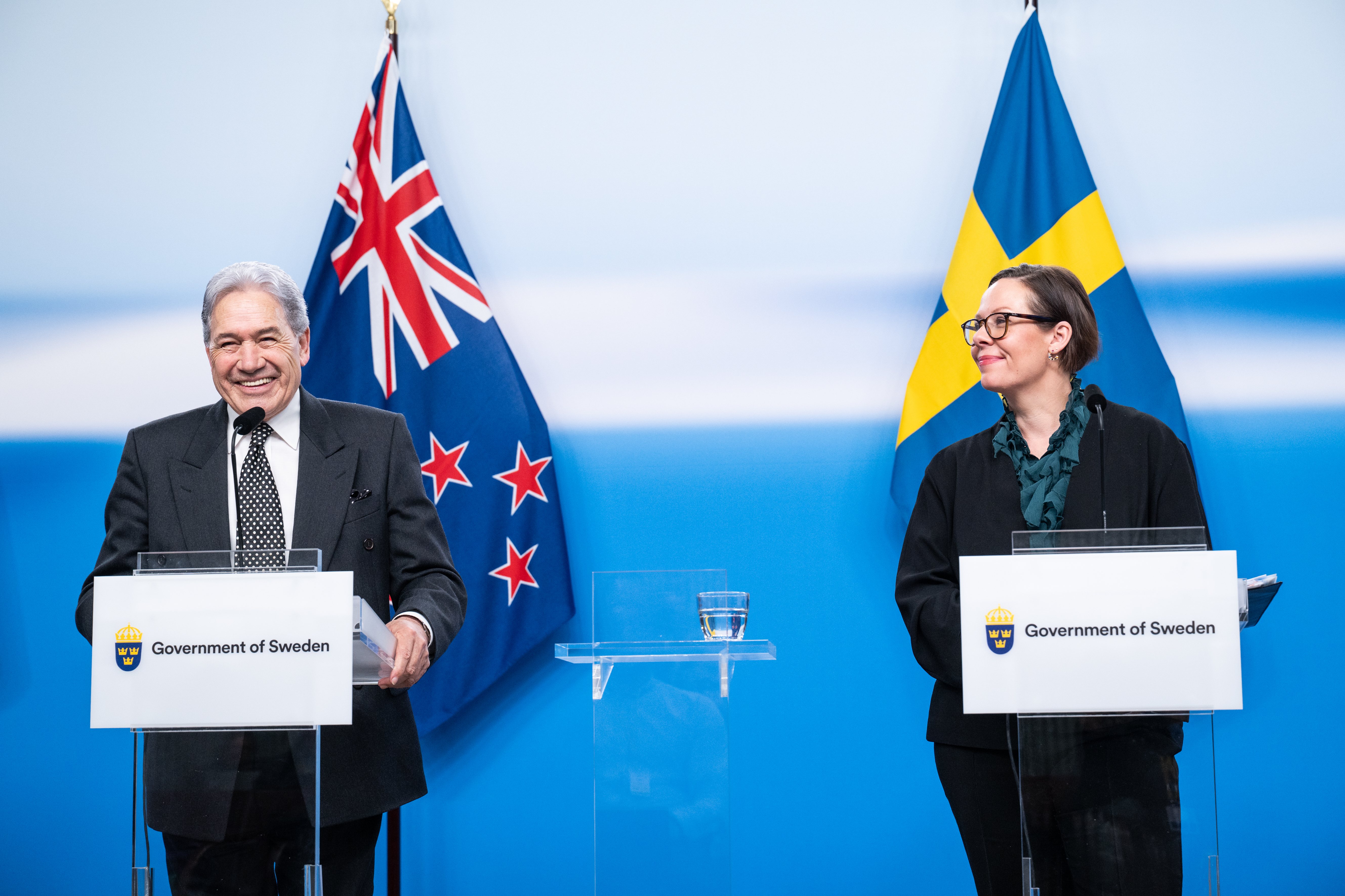 Minister for Foreign Affairs Maria Malmer Stenergard and New Zealand’s Minister of Foreign Affairs Winston Peters standing next to each other at a press conference. bredvid varandra på pressträff.