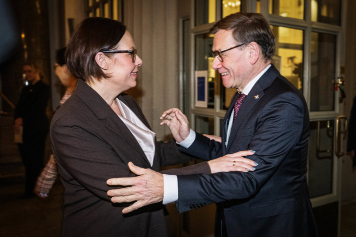 Maria Malmer Stenergard receiving Johann Wadephul in the entrance of the Ministry for Foreign Affairs.