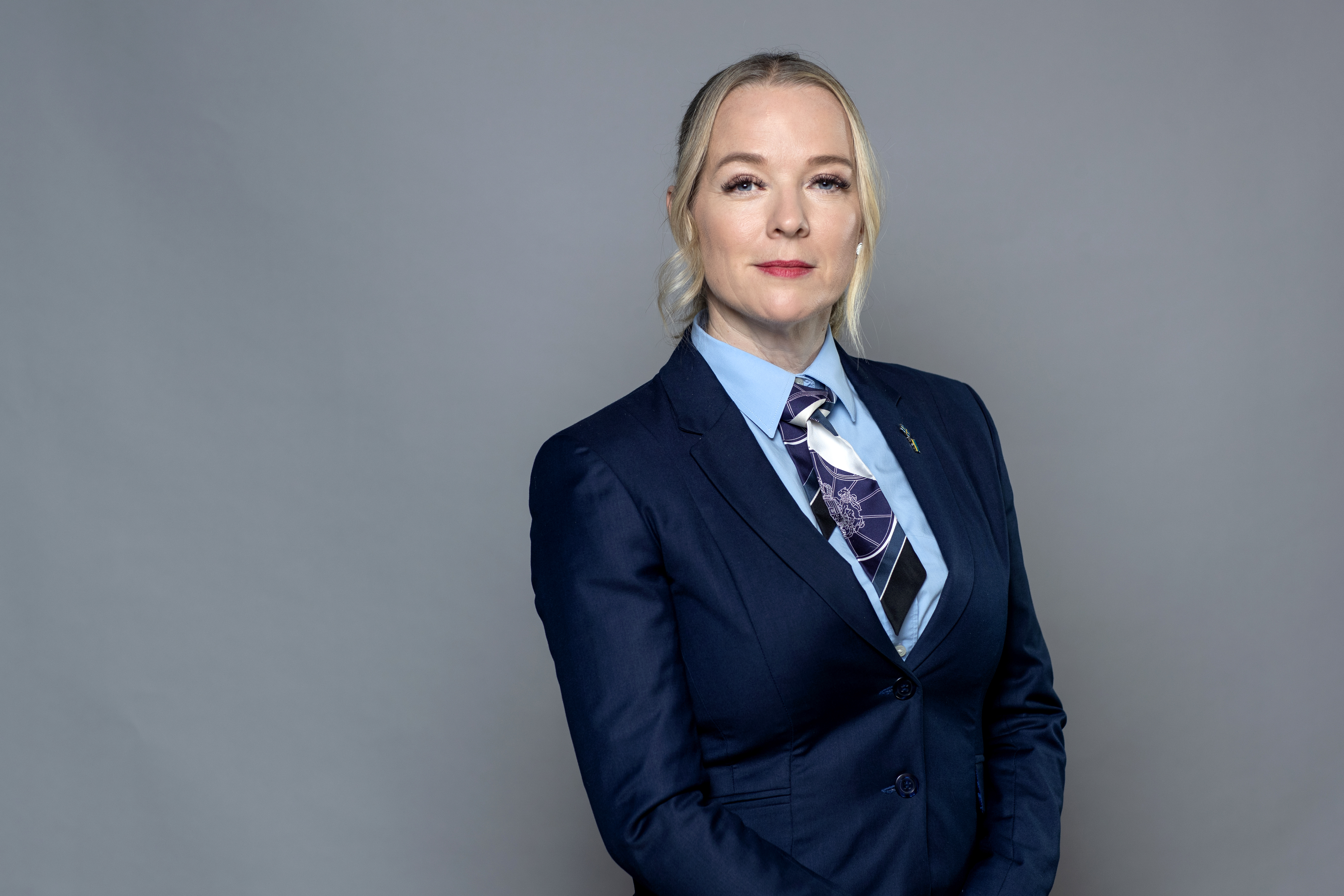 Diana Janse in front of grey background. 