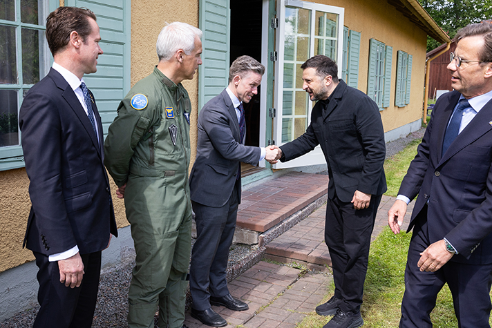 During the visit Ukraine announced its intention to purchase 20 Gripen E/F aircraft.